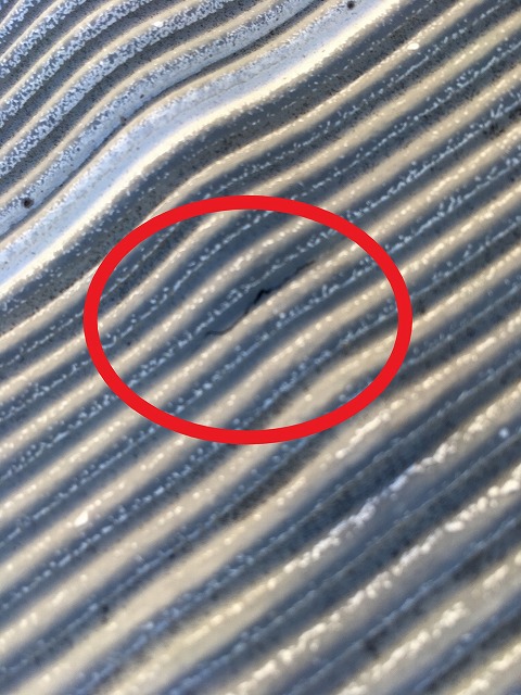 穴が空いたエプロン